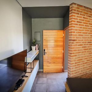 Moderna casa de 2 habitaciones con jardín en barrio privado
